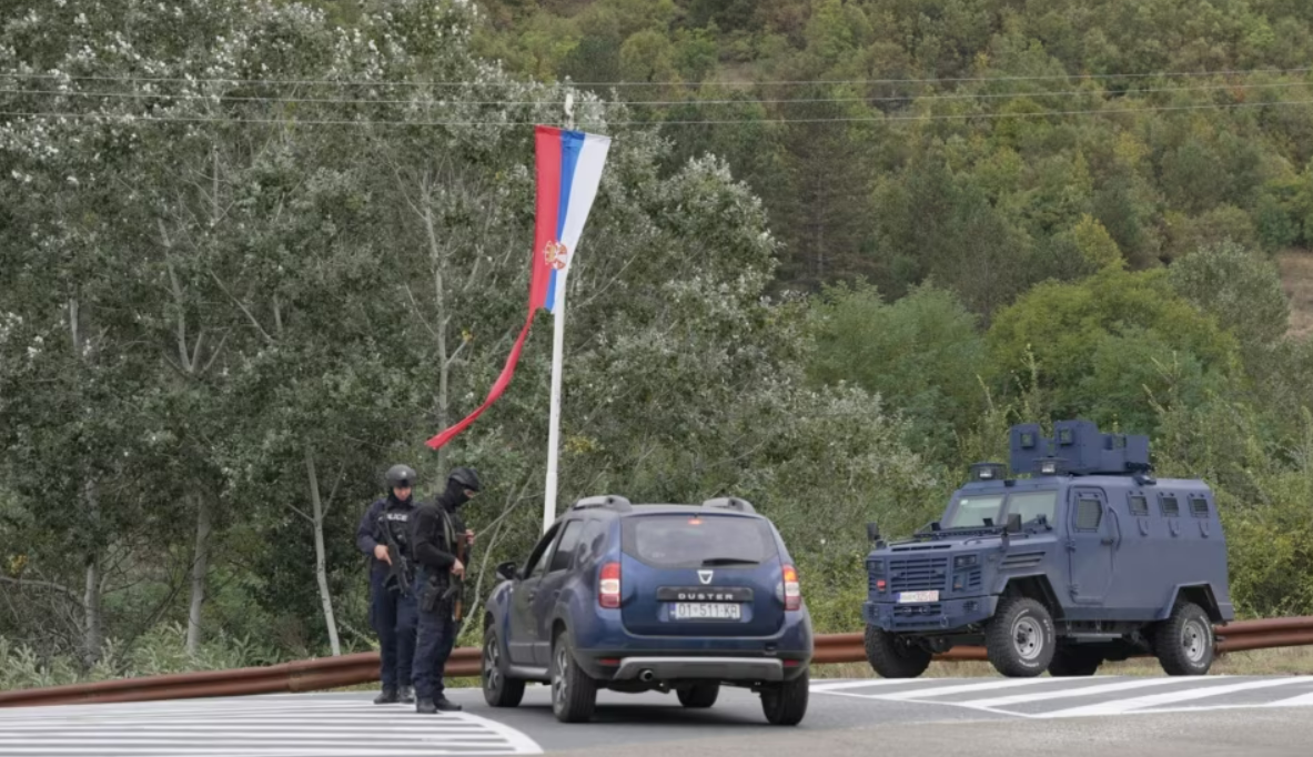 Rusia thotë se po e “vëzhgon nga afër” gjendjen në veri të Kosovës